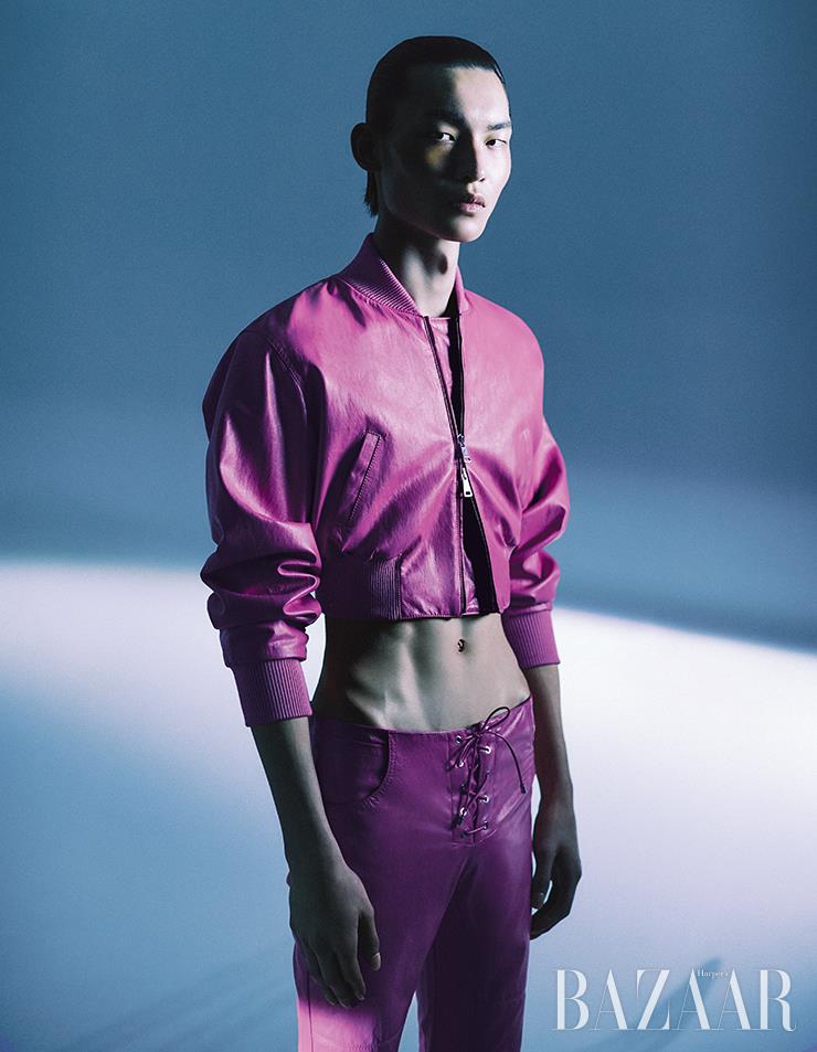 크롭트 재킷은 2백68만원, 레더 팬츠는 1백78만원 Blumarine.