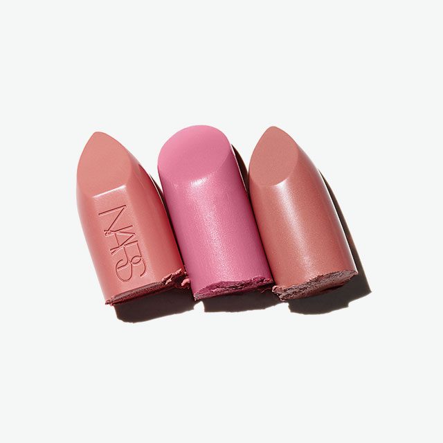 (왼쪽부터) Nars 어데이셔스 립스틱 다리아 4만1천원. / Mary Kay 젤 세미-샤인 립스틱 러브 미 핑크 2만9천원. / Ohui 루즈리얼 인트로 베이지 3만5천원.