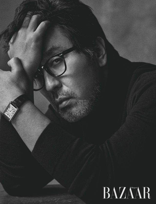 손목에 찬 시계는 Cartier, 안경은 Oliver Peoples, 터틀넥은 스타일리스트 소장품.