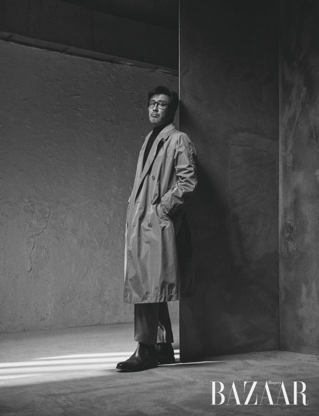 트렌치코트는 Bottega Veneta, 팬츠는 Polo Ralph Lauren, 부츠는 Loake, 터틀넥은 스타일리스트 소장품.