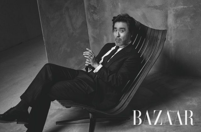 수트, 셔츠, 타이는 모두 Tailorable, 구두는 S.T. Dupont, 한스 브라트루드(Hans Brattrud) 스칸디아 라운지 체어는 by Kollekt 제품.