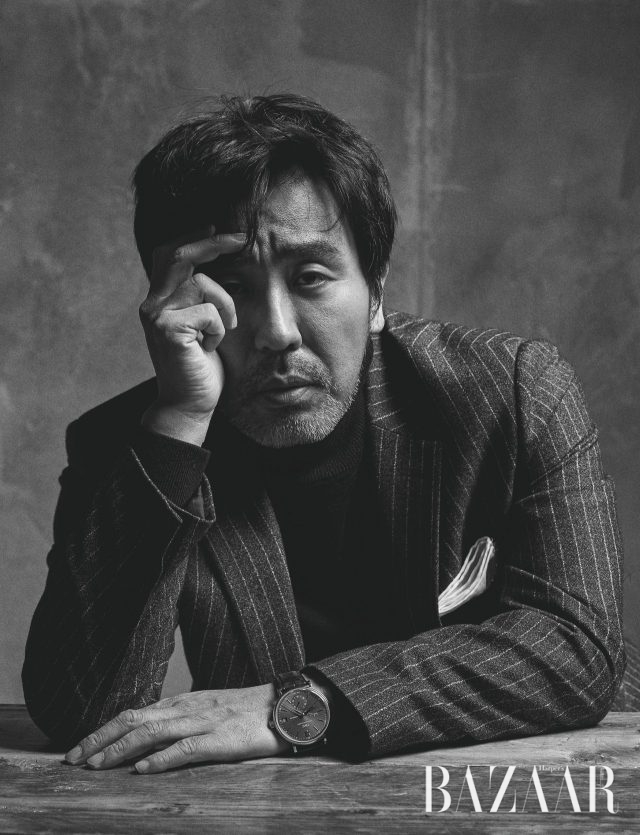 수트는 SIEG, 시계는 IWC, 안경은 Oliver Peoples 제품.