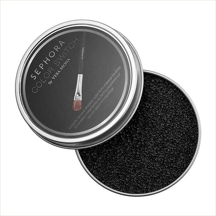 독특한 집들이 선물로도 손색 없다. 19세기 말 단추 견본 카드를 모티브로 디자인한 머그는 개당 1만원