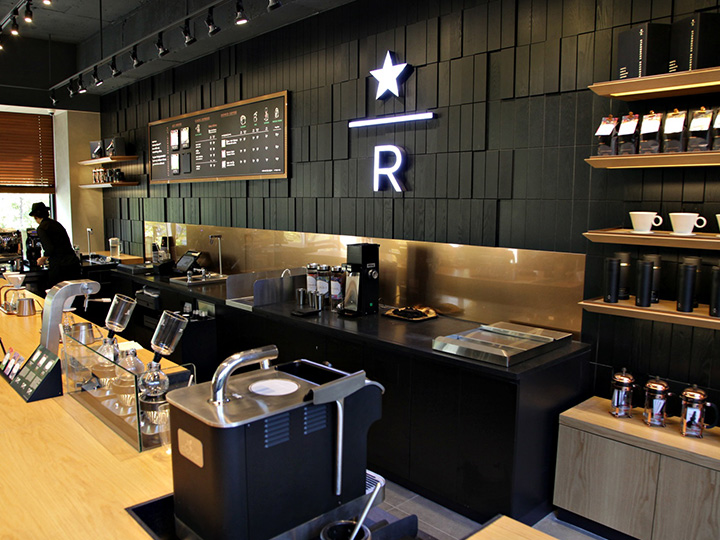 밀란 디자인 위크 2017 중 패트리샤 우르퀴올라가 디자인한 라우펜 전시장. 바닥을 테라조로 완성했다.