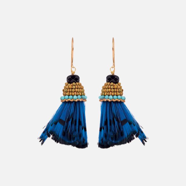 비즈와 깃털이 장식된 귀고리는 가격 미정으로 Etro