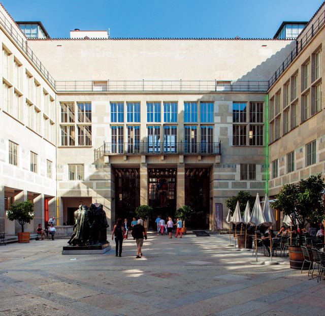 쿤스트뮤지엄 바젤. 유럽에서 가장 오래된 공공미술관이자 바젤 현대미술을 대표하는 곳. 하나의 본관과 2개의 분관에서 방대한 컬렉션과 전시를 소화하고 있다. 본관은 건축가 루돌프 크리스트와폴 보나츠가, 신관은 바젤의 젊은 건축가 그룹 크리스트 & 간텐바인이 설계했다. 현재 상설 전시 작품 이외에도 세잔의 방대한 드로잉과 리처드 세라의 작품 세계에 대한 필름 작품들을 만나볼 수 있다.